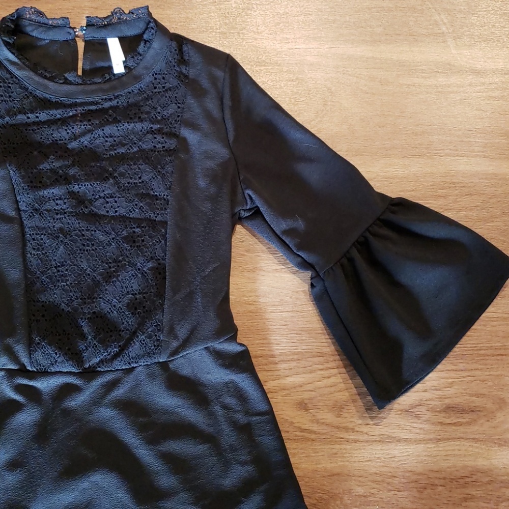 🖤Black bell sleeve dress🖤
